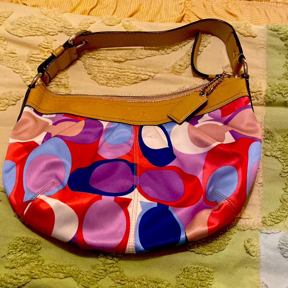Coach Bag older Style.patent handle and too like new.